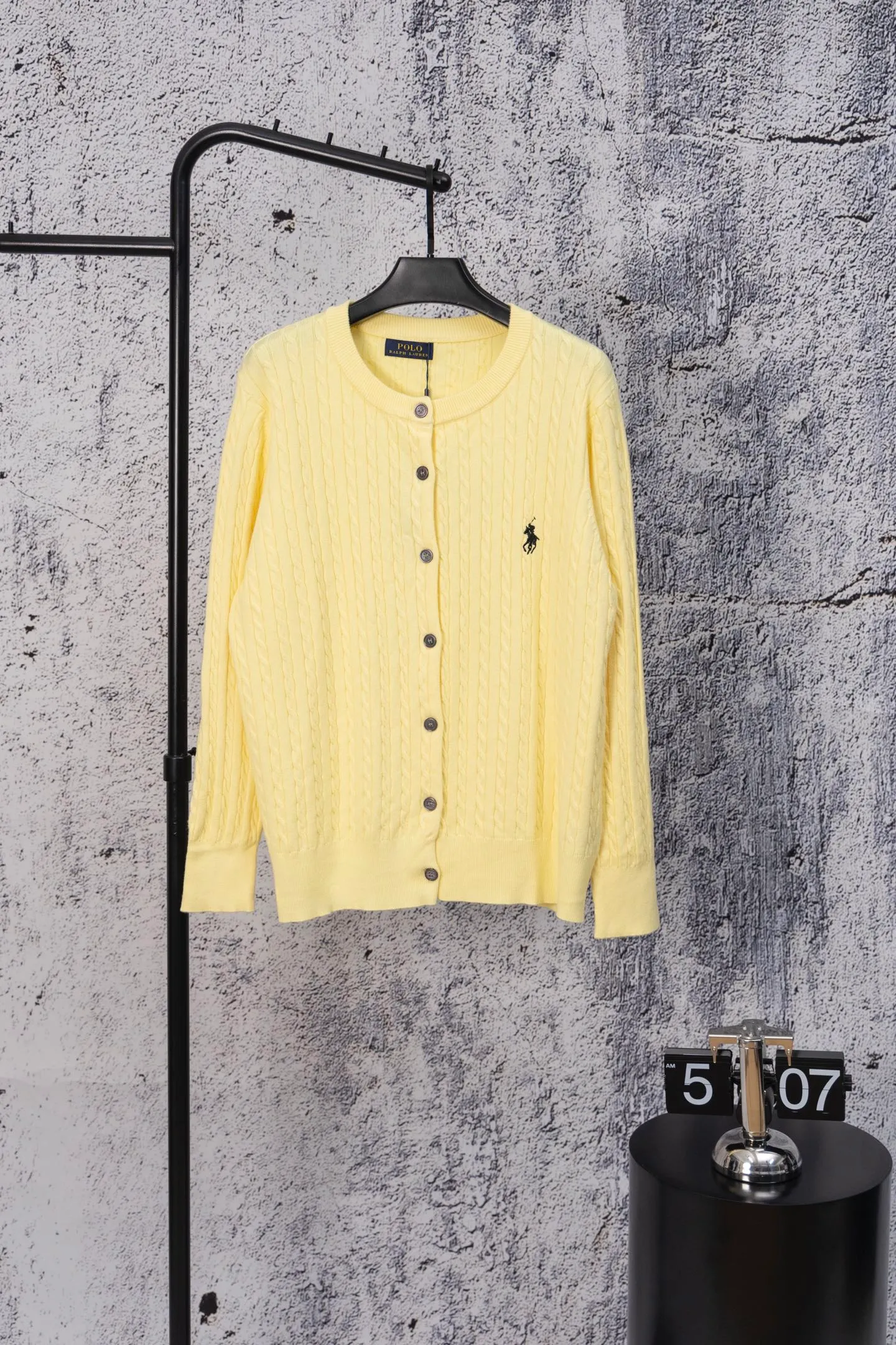P170 Ralph Lauren Classic Round Neck Solid Color Pony Embroidered Logo Knitted Cardigan Long Sleeve Ralph Lauren Classic Basic Versatile Twist Knitted Cardigan Long Sleeve Main supply platform live broadcast Wholesale entity Replenish when out of stock Not removed from the shelves Quality 1:1 patterning Complete three standards Correct version of pony logo Imported quality cotton yarn Focus on high-end Cost-effective Good quality Needless to say Zhao Lusi's same style is really amazing, so sweet I'm so beautiful. This cardigan is really good-looking. It's simple and easy to wear. It's a must-have for goddess ootd. Good-looking clothes are never picky. A must-have in the wardrobe of goddesses. Size: S-XL. Color: black, apricot, gray, navy, red, white.